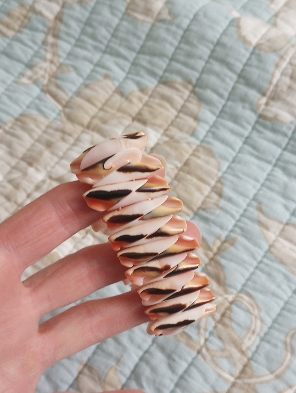Women’s Pink and Gold Stretch Shell Bracelet - Elegant Beach Style
